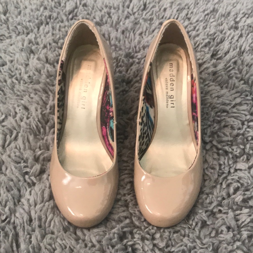 Madden Girl - Nude Wedges Size 6 💛